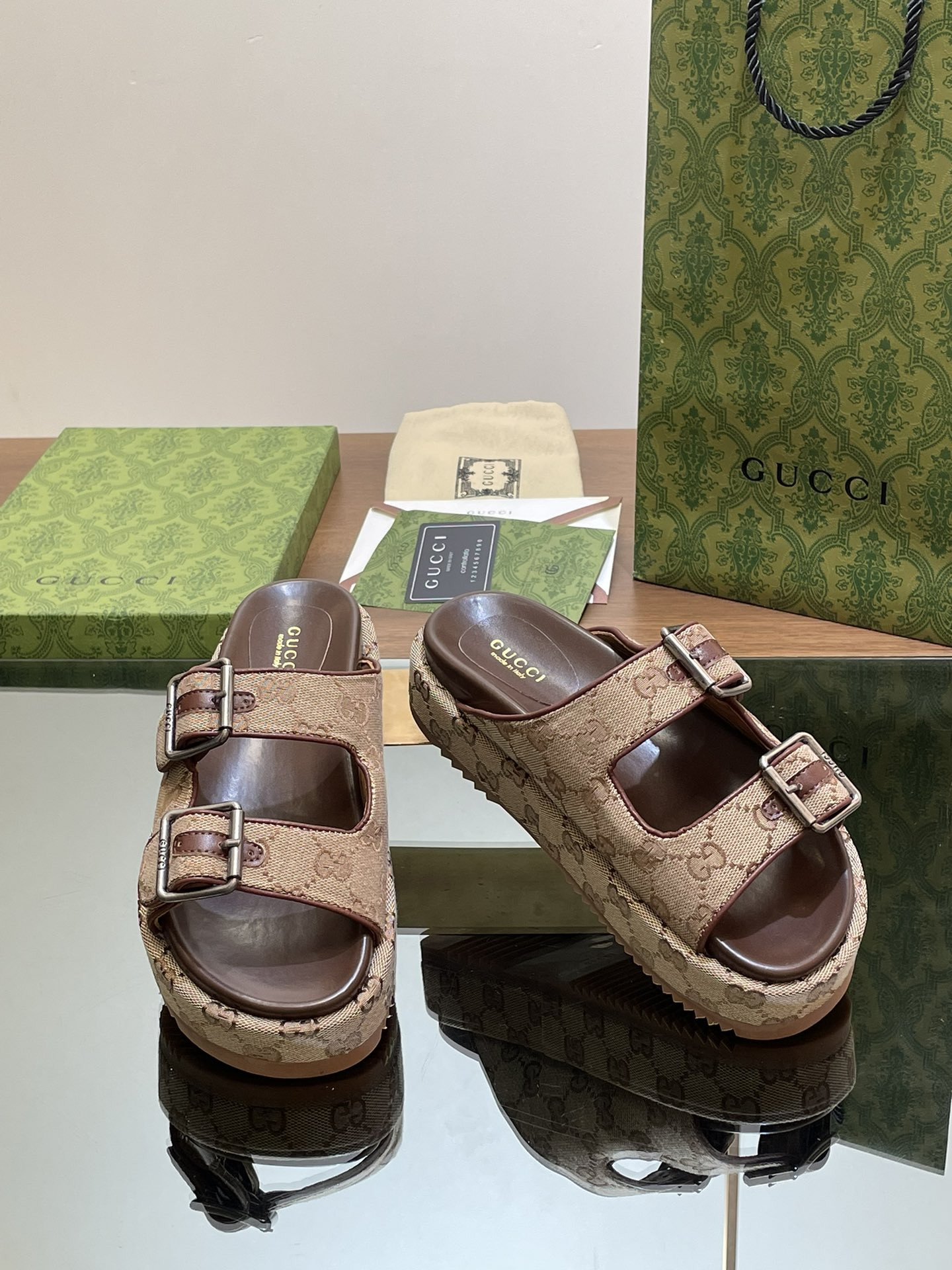 UA GUCCI  SANDAL WITH DOUBLE G