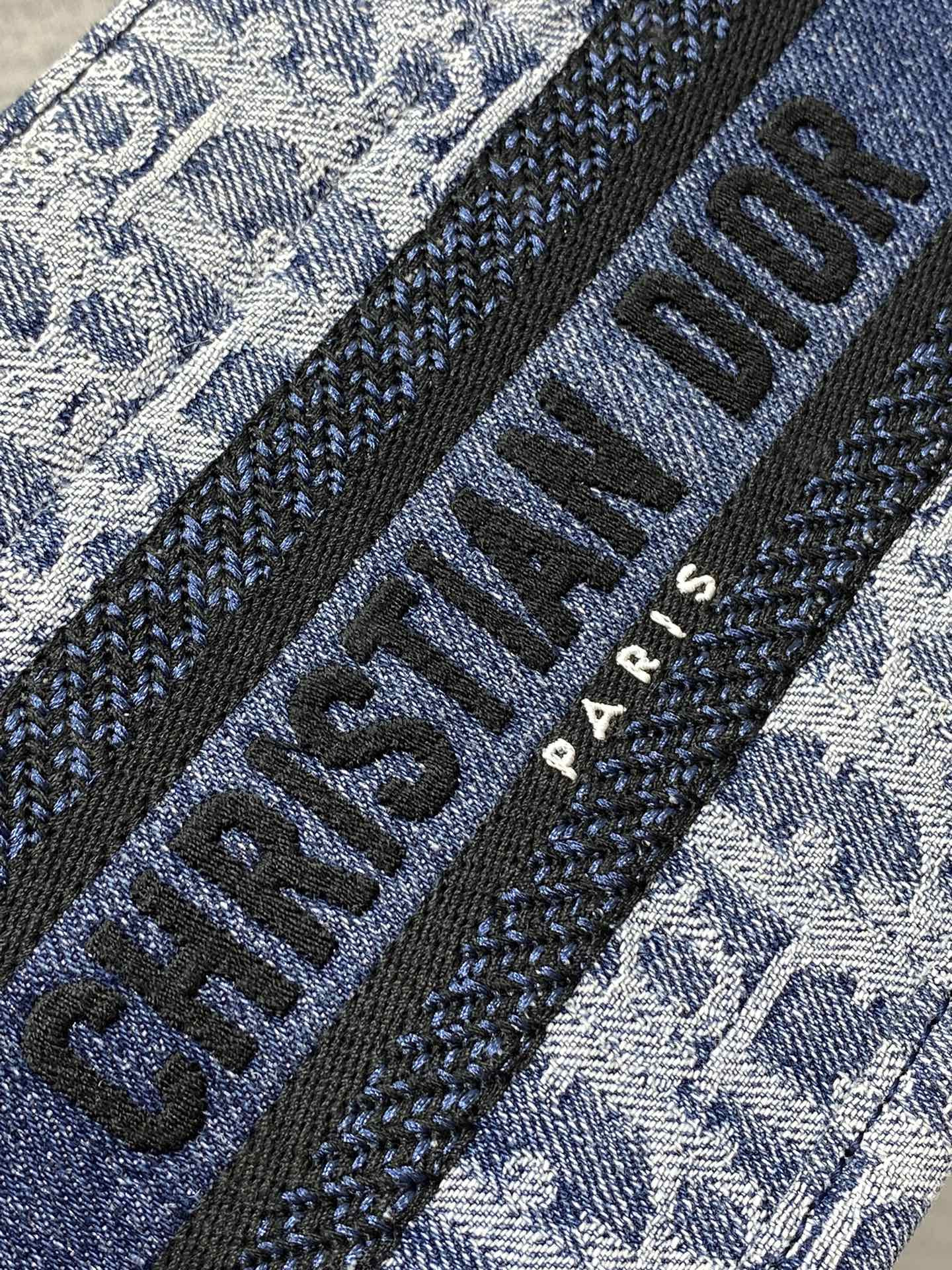 Mini Dior Book Tote Blue Denim Dior Oblique Jacquard 21.5 x 13 x 7.5 cm