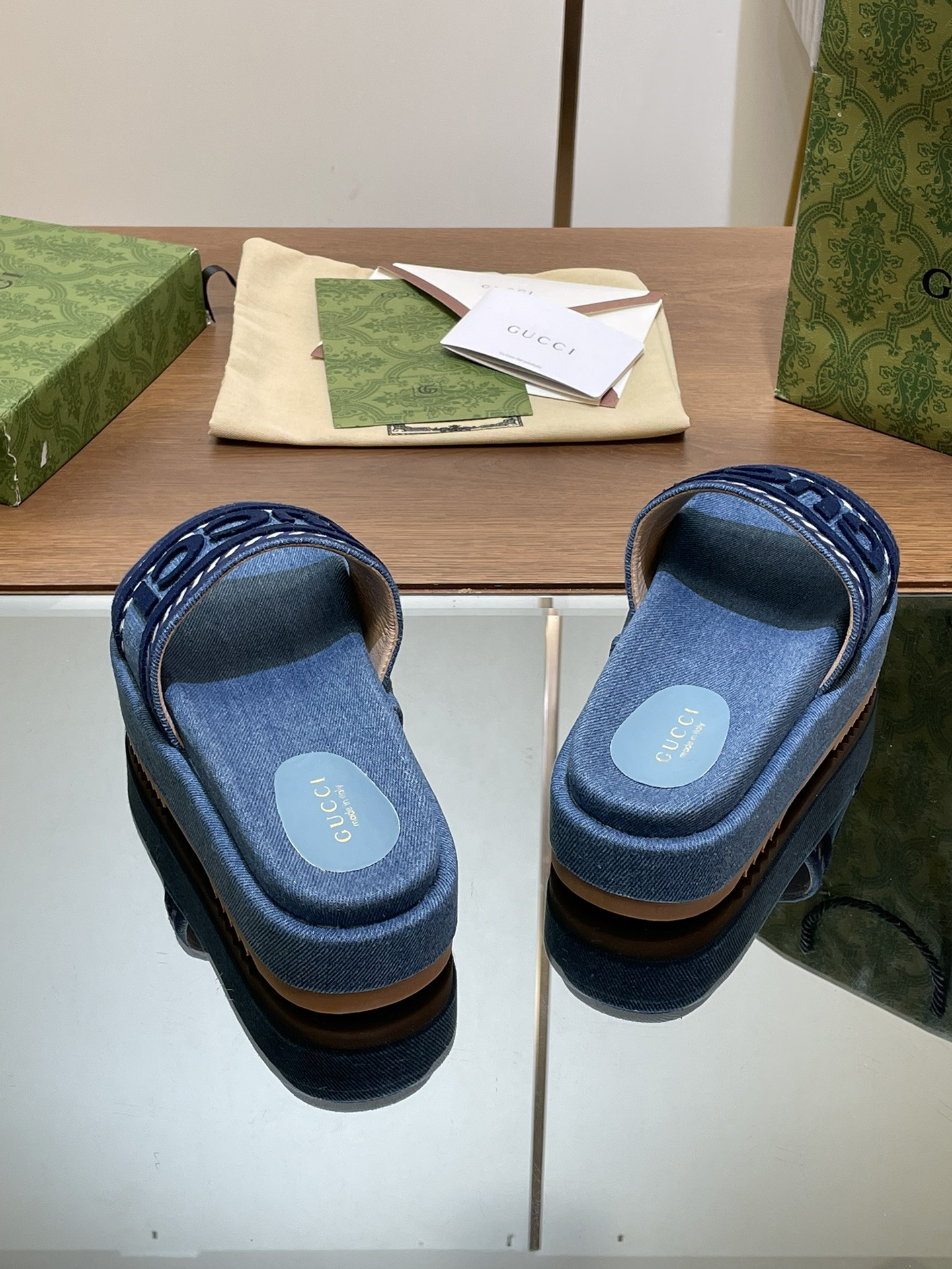UA GUCCI SLIDE SANDAL WITH GUCCI SCRIPT