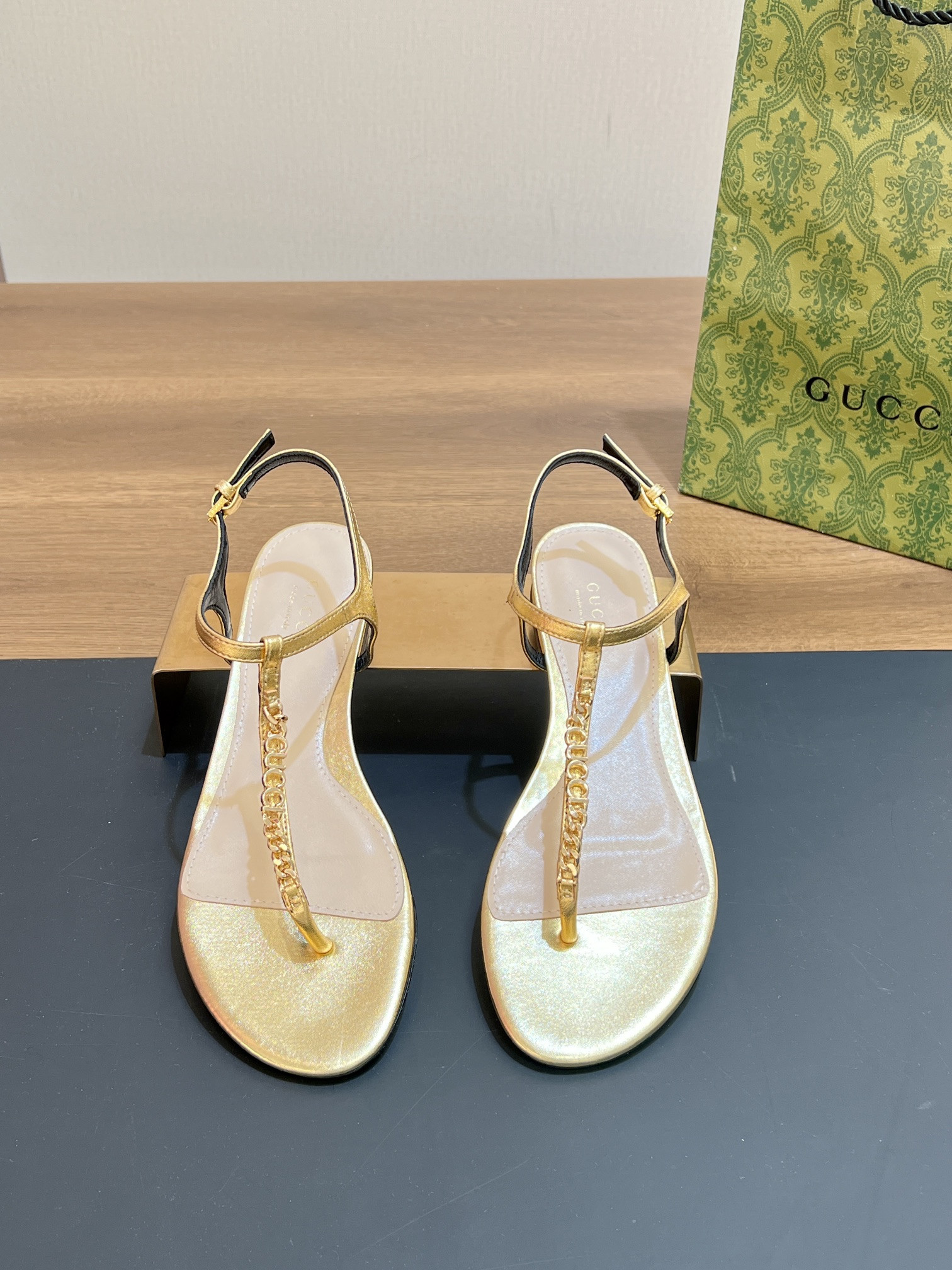 UA GUCCI SIGNORIA THONG SANDAL