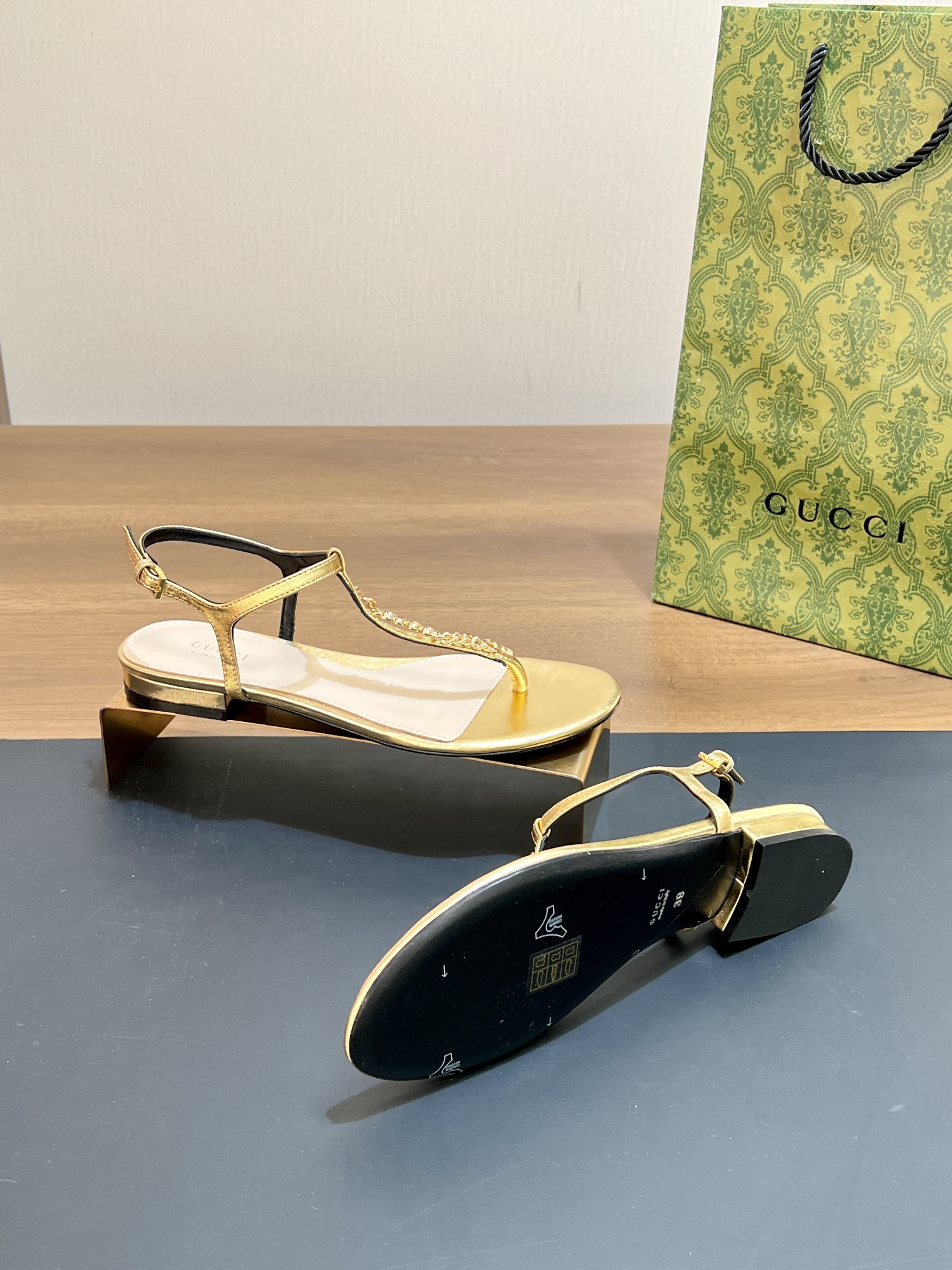 UA GUCCI SIGNORIA THONG SANDAL