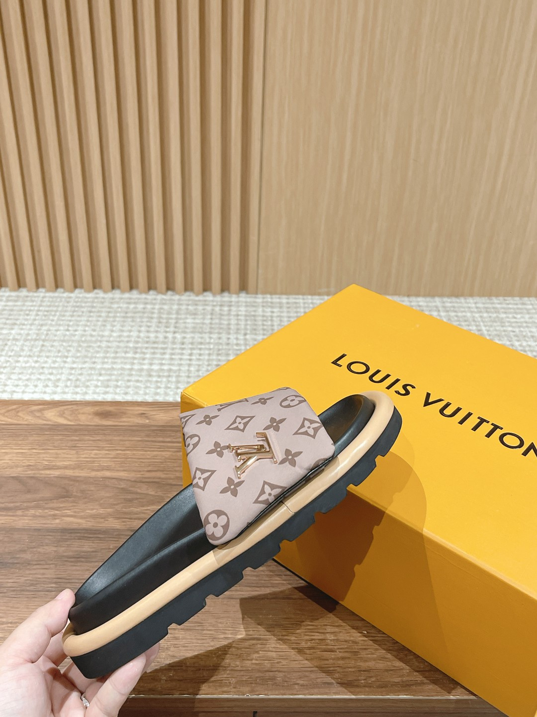 UA LV Pool Pillow Flat Comfort Mule