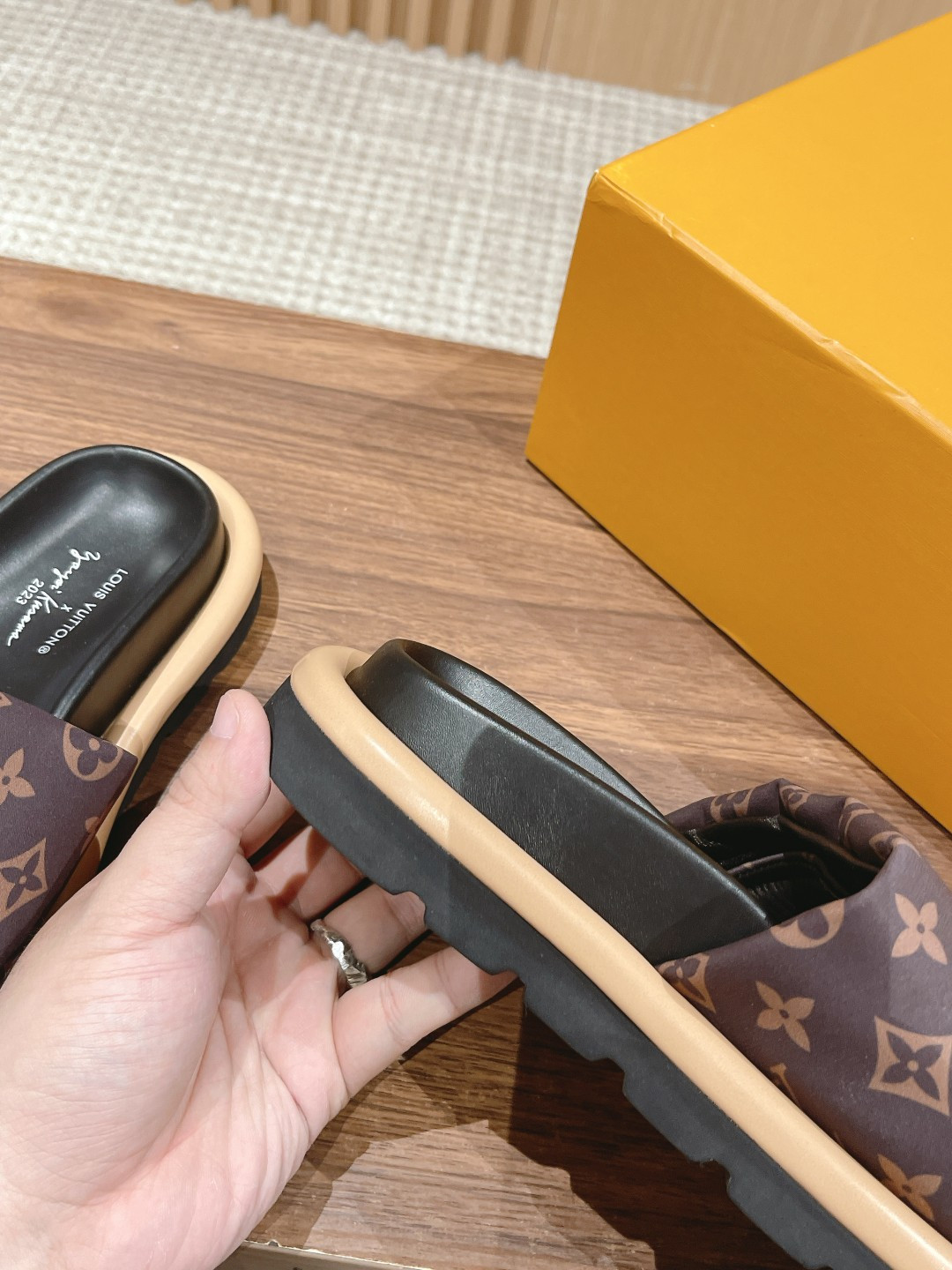 UA LV Pool Pillow Flat Comfort Mule