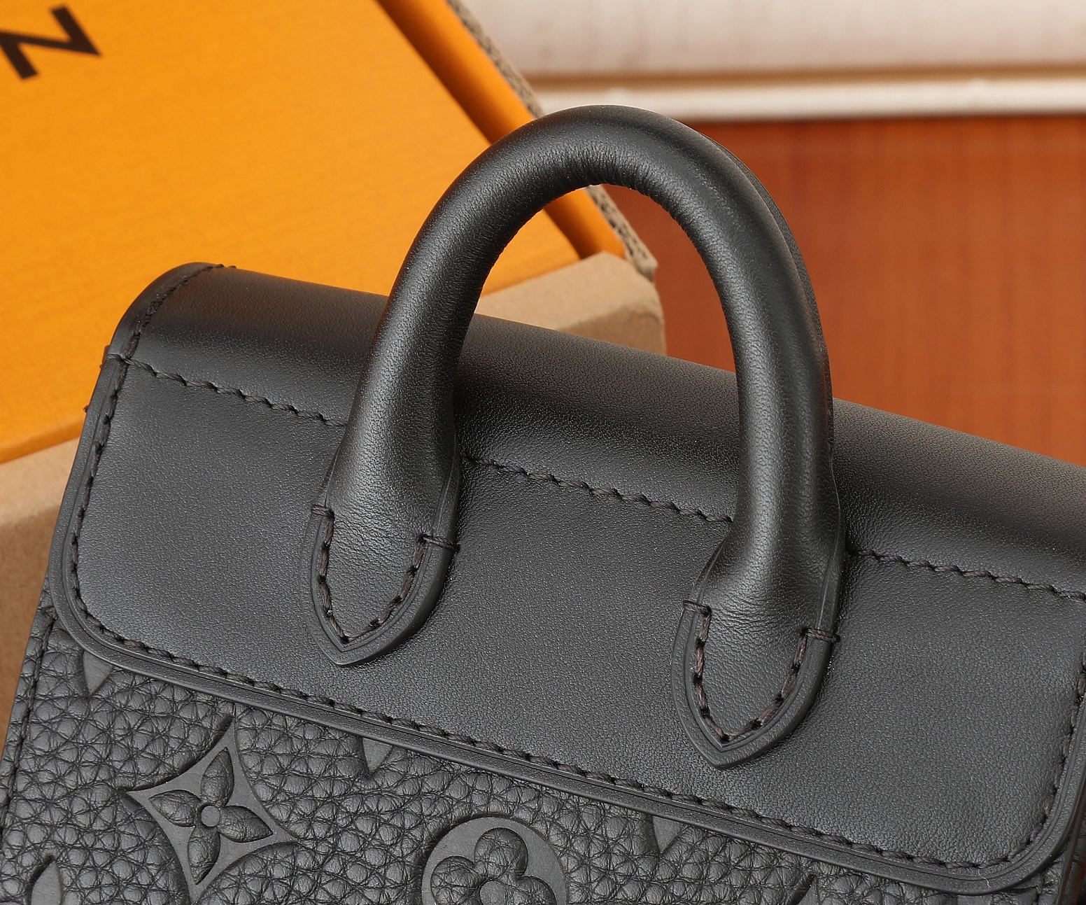 LV Nano Steamer M82772 5.9 x 7.1 x 2.8 inches