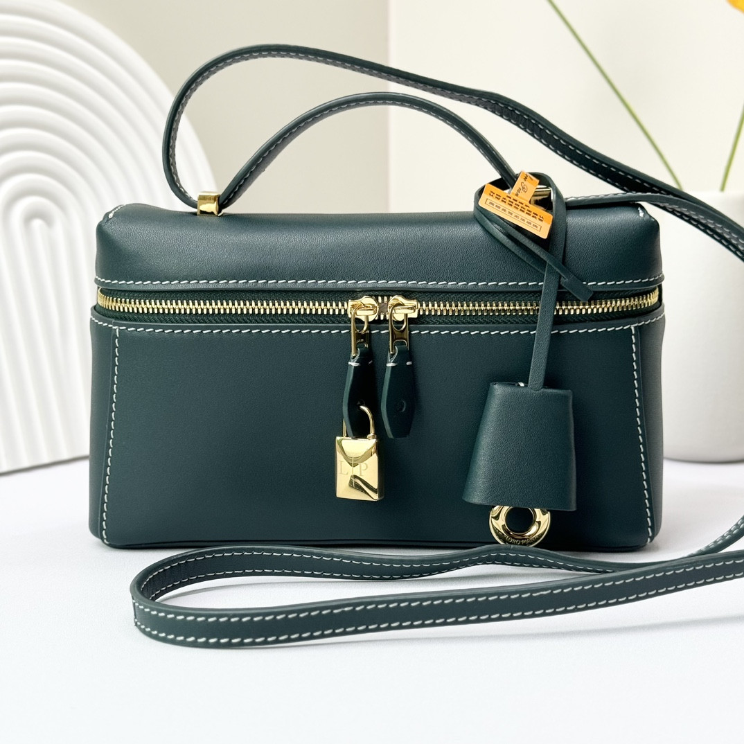 Loro Piana Extra Pocket L19 Smooth Calfskin 11 x 19 x 6.5 cm