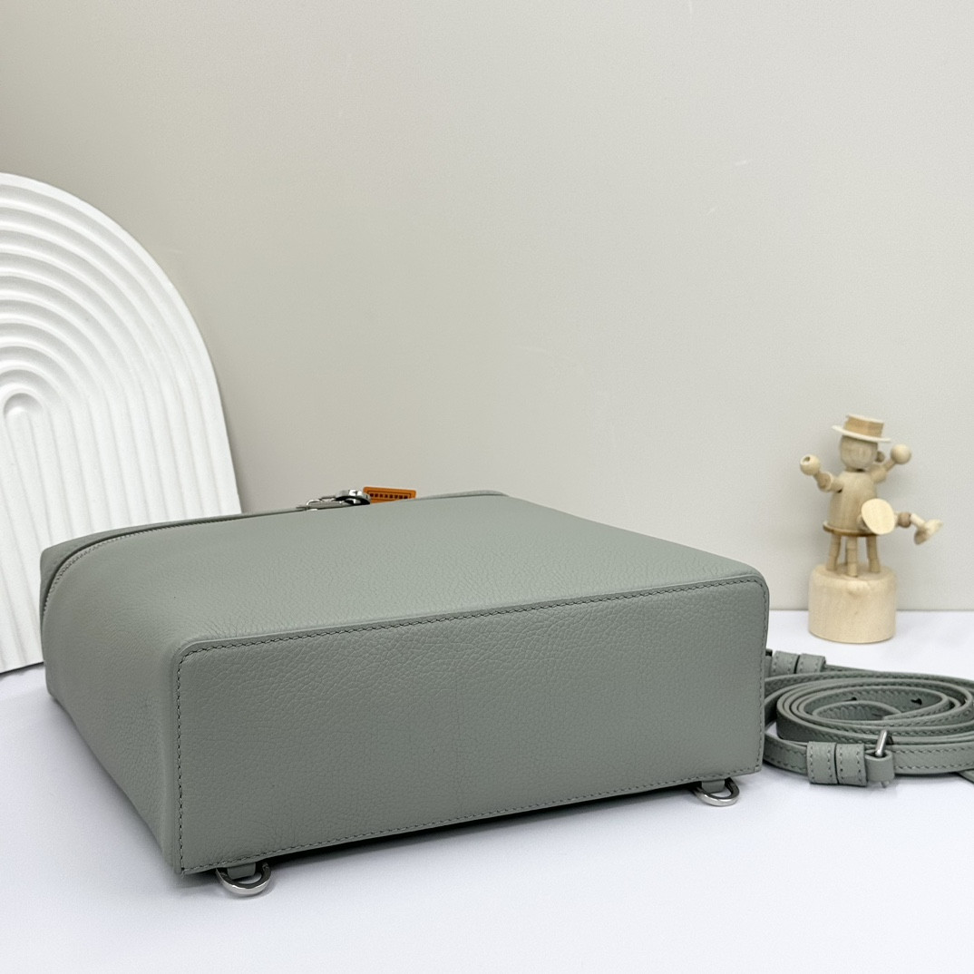 Loro Piana Extra Pocket backpack L23.5 Grained Calfskin 23 x 21 x 8 cm