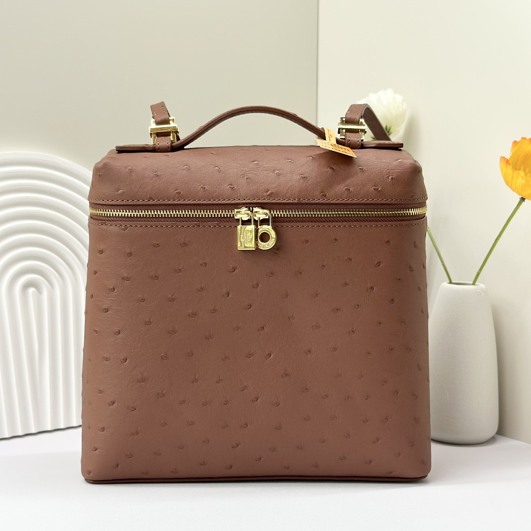 Loro Piana Extra Pocket backpack L23.5 Ostrich-grained Leather 23 x 21 x 8 cm