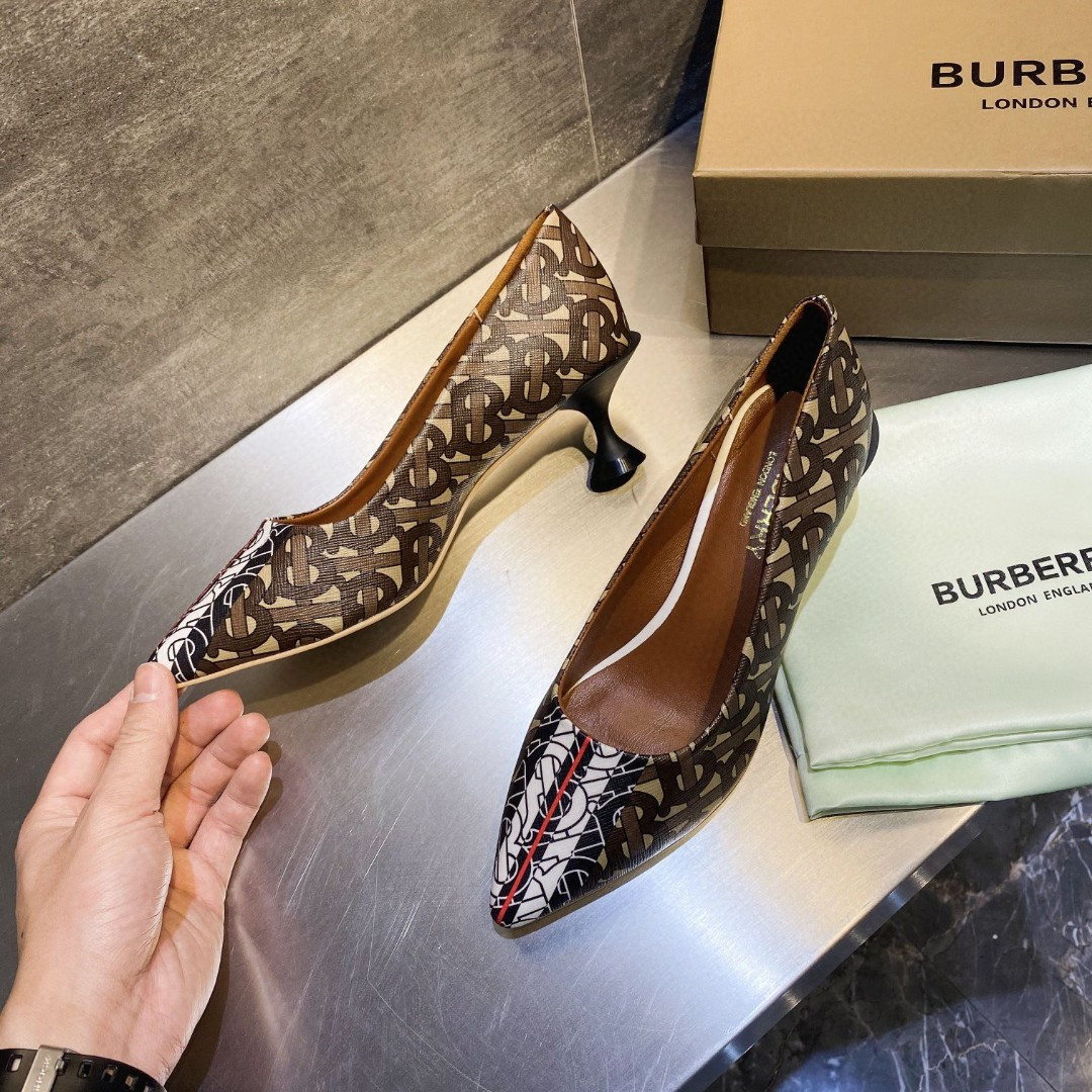 UA Burberry Pumps