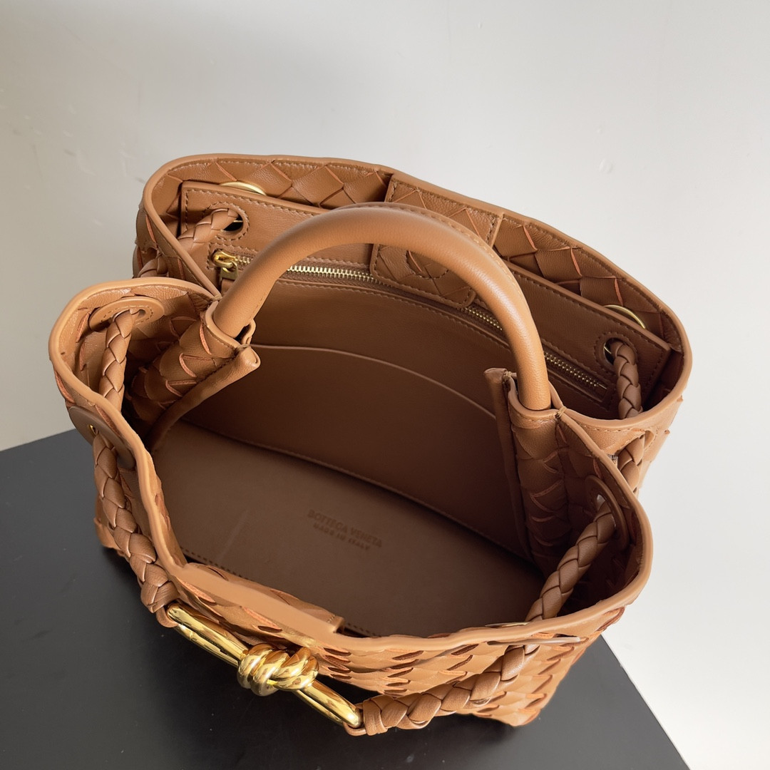 Bottega Veneta Small Andiamo 25x22x10.5cm