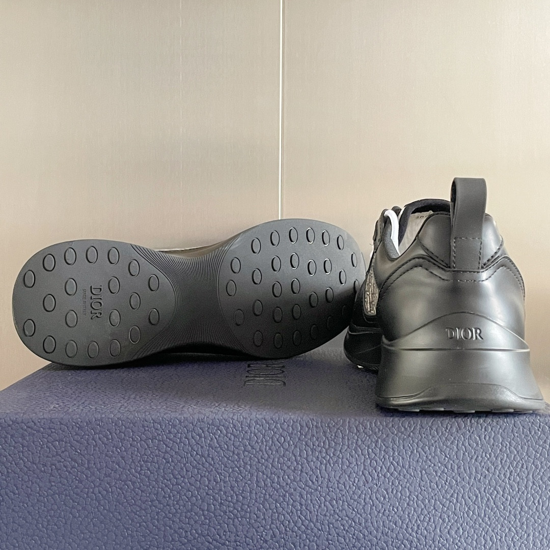 UA Dior B25 Runner Sneaker