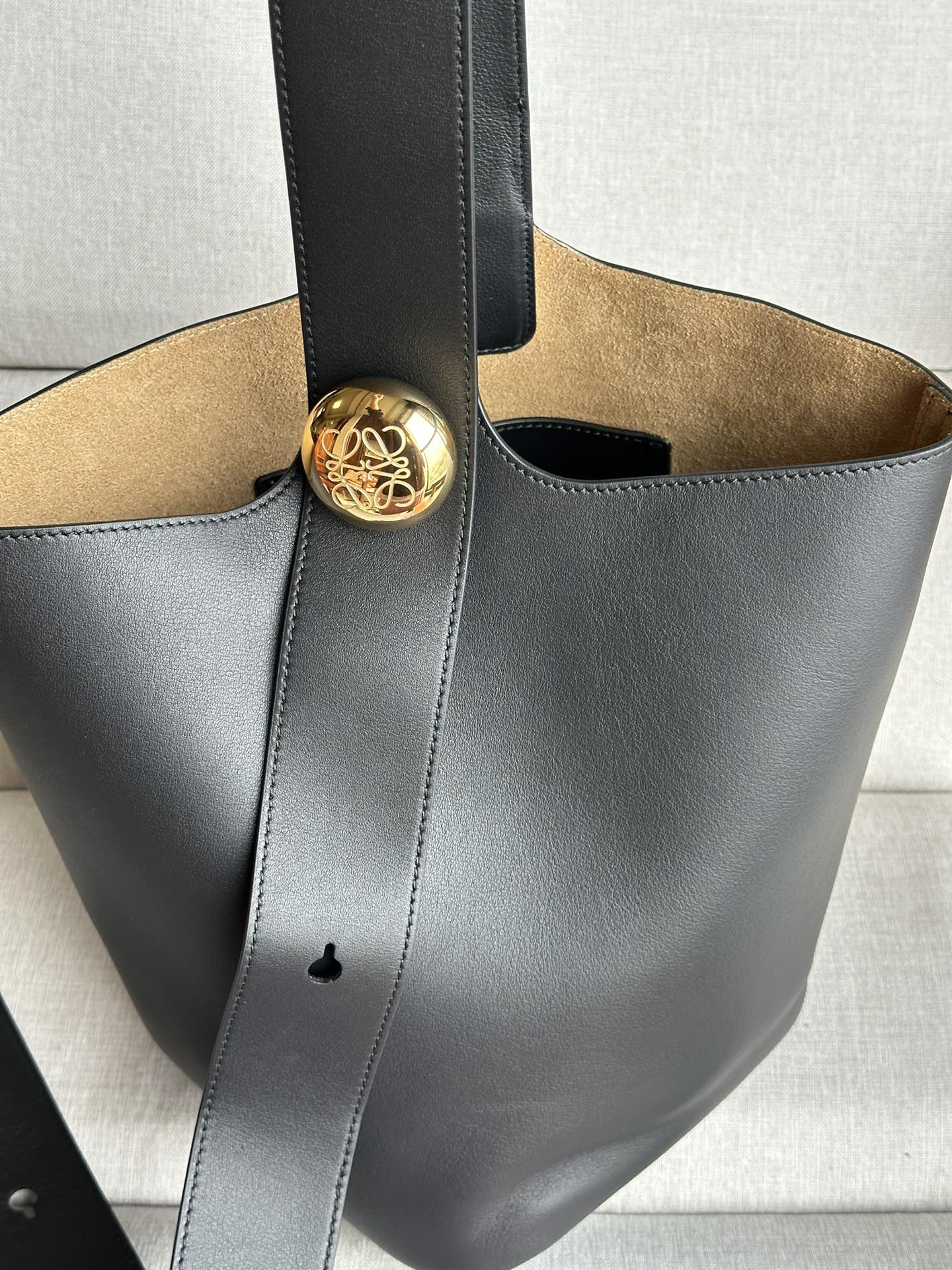 LOEWE Medium Pebble bucket in mellow calfskin 24.5x23.5x28cm