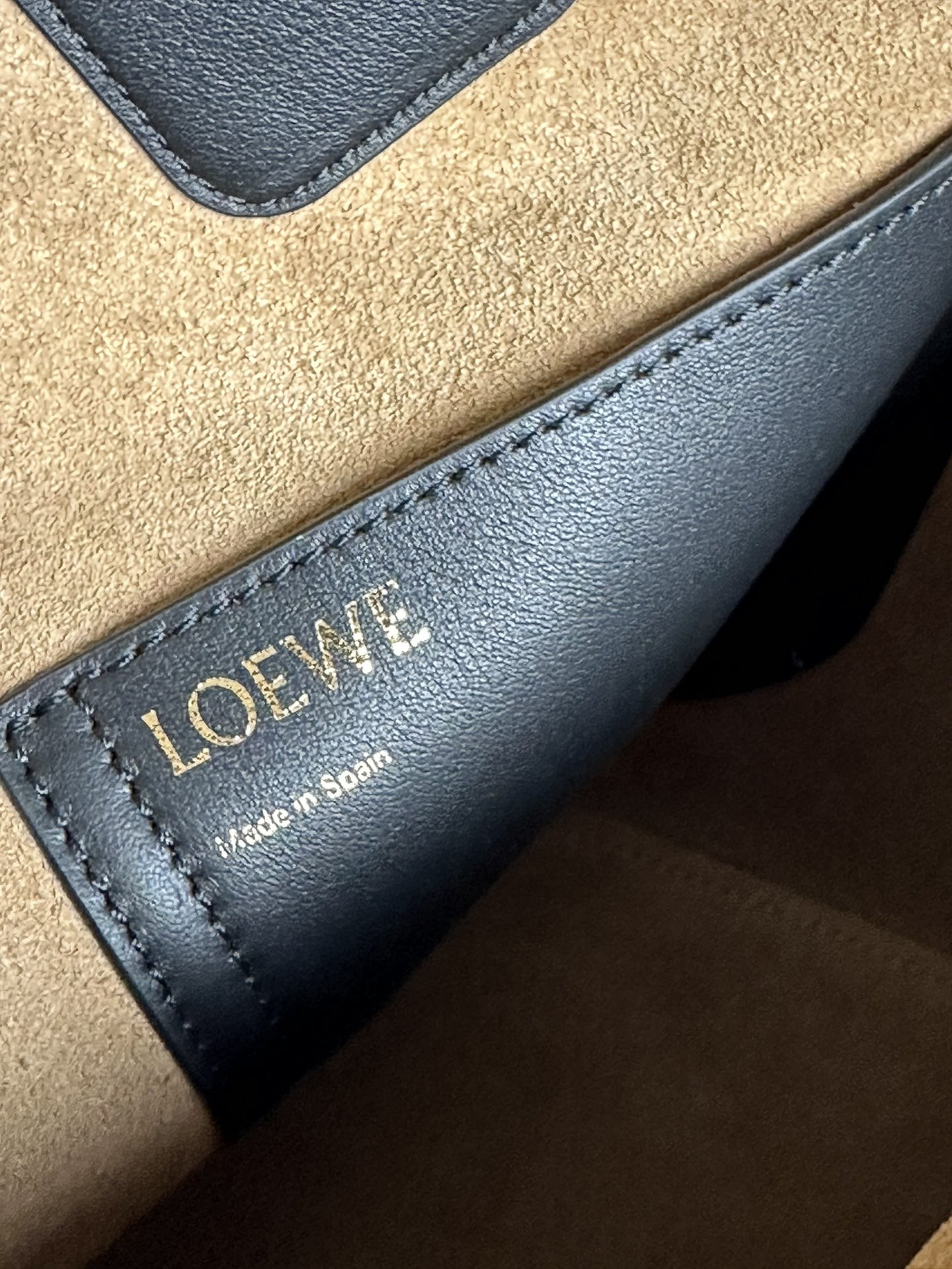 LOEWE Medium Pebble bucket in mellow calfskin 24.5x23.5x28cm