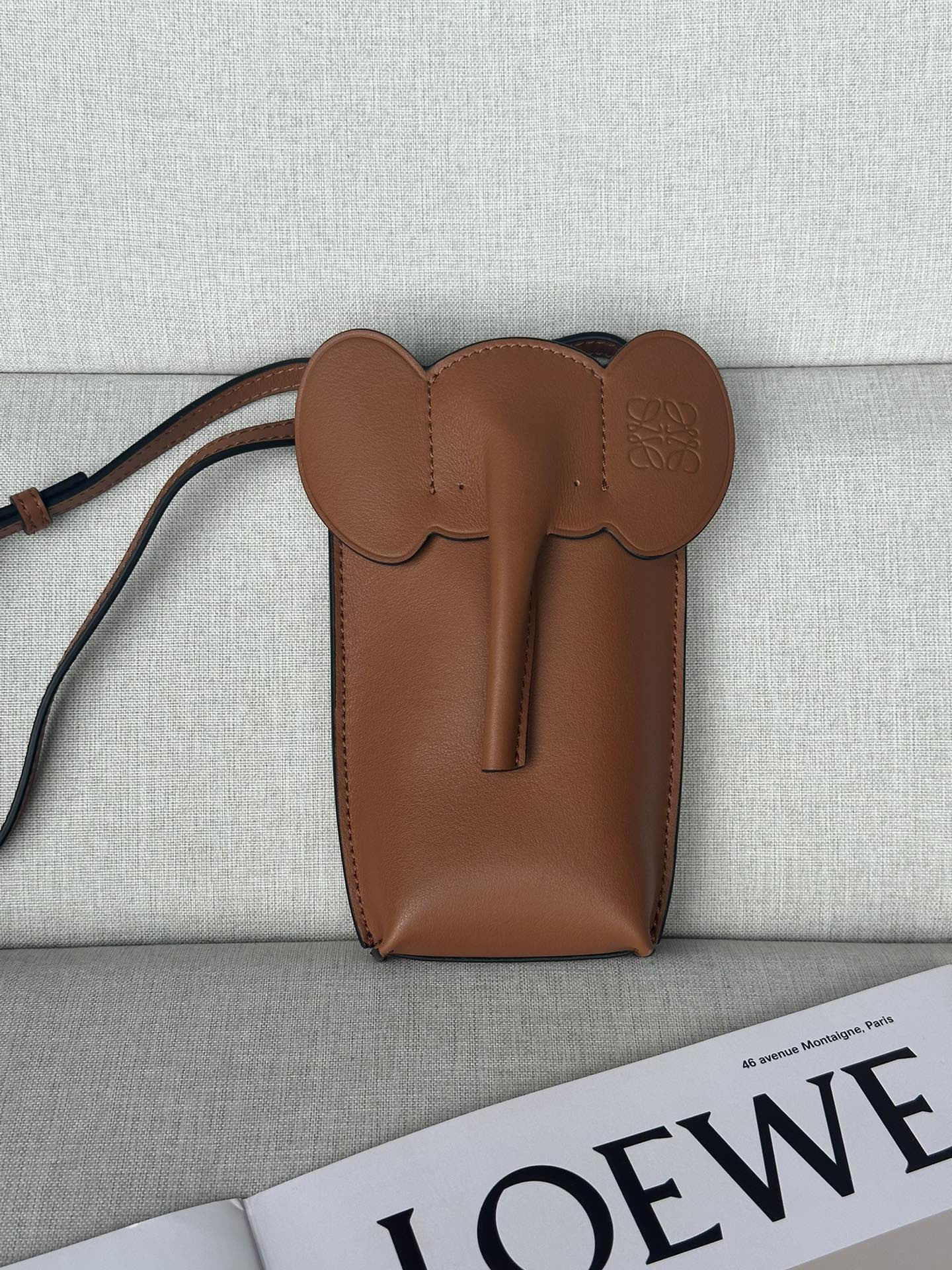 LOEWE Elephant Pocket in classic calfskin 18x8x4cm