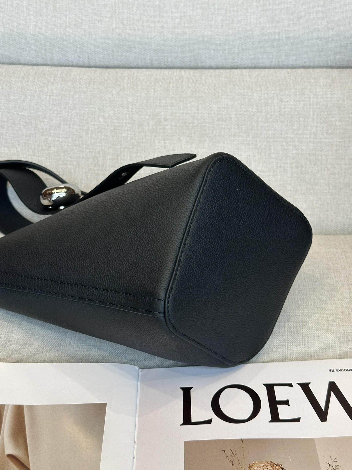 LOEWE Mini Pebble bucket in mellow calfskin 19.5x16x16cm