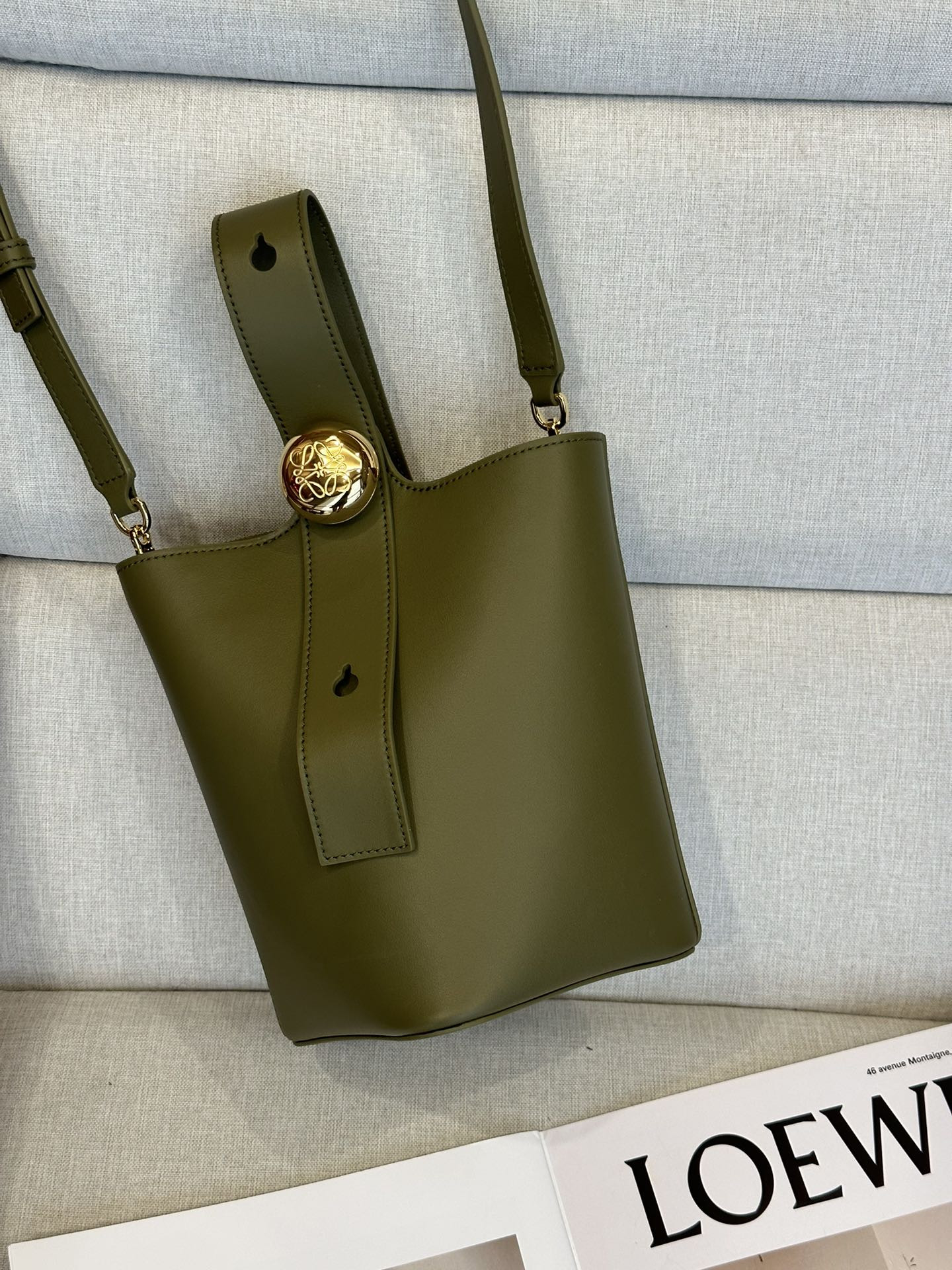 LOEWE Mini Pebble bucket in mellow calfskin 19.5x16x16cm