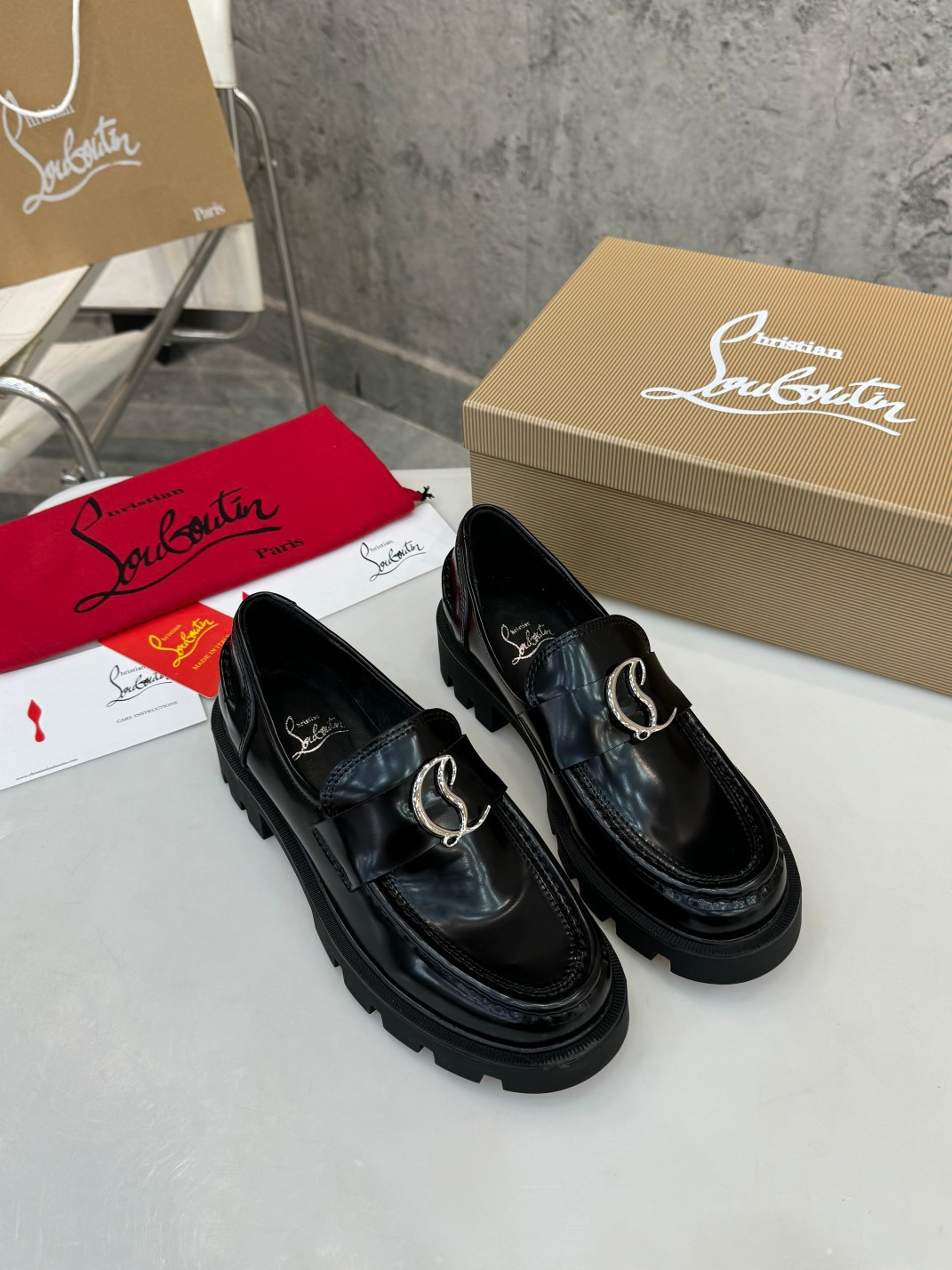 UA Christian Louboutin(CL) logo design,the latest runway version of the red-soled shoes