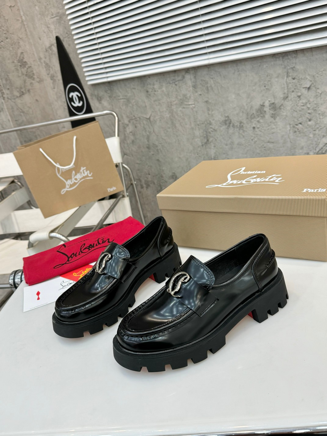 UA Christian Louboutin(CL) logo design,the latest runway version of the red-soled shoes