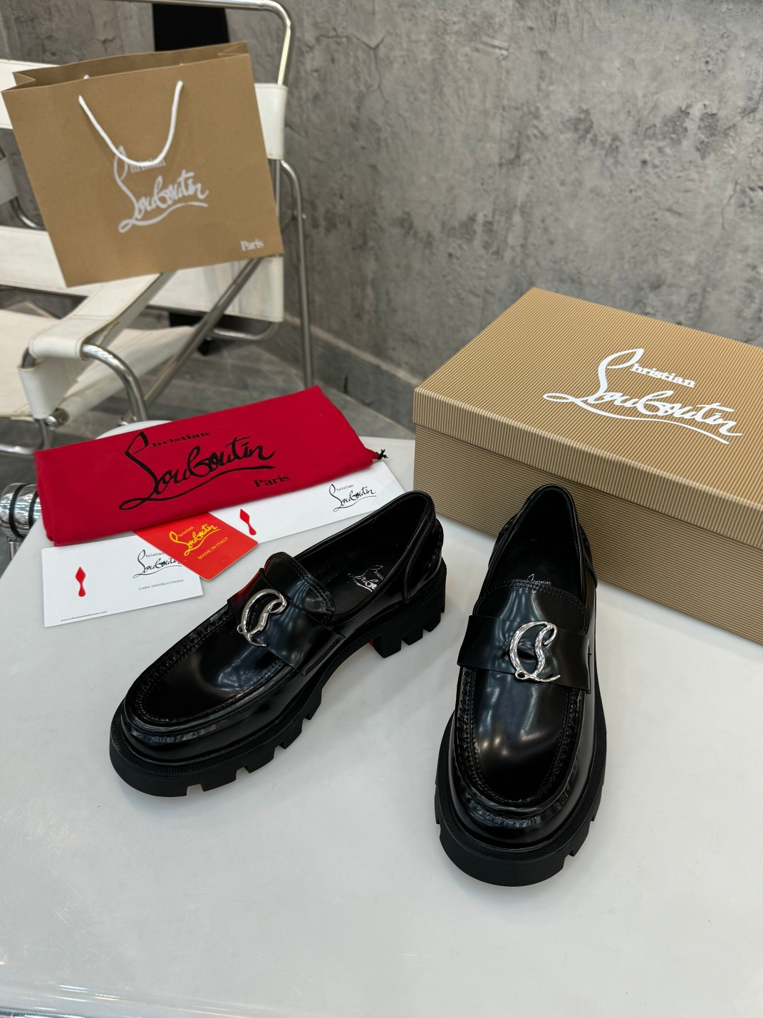 UA Christian Louboutin(CL) logo design,the latest runway version of the red-soled shoes