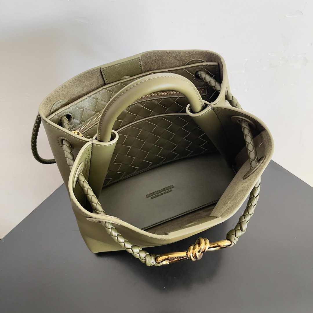 Bottega Veneta Small Andiamo 25x22x10.5cm