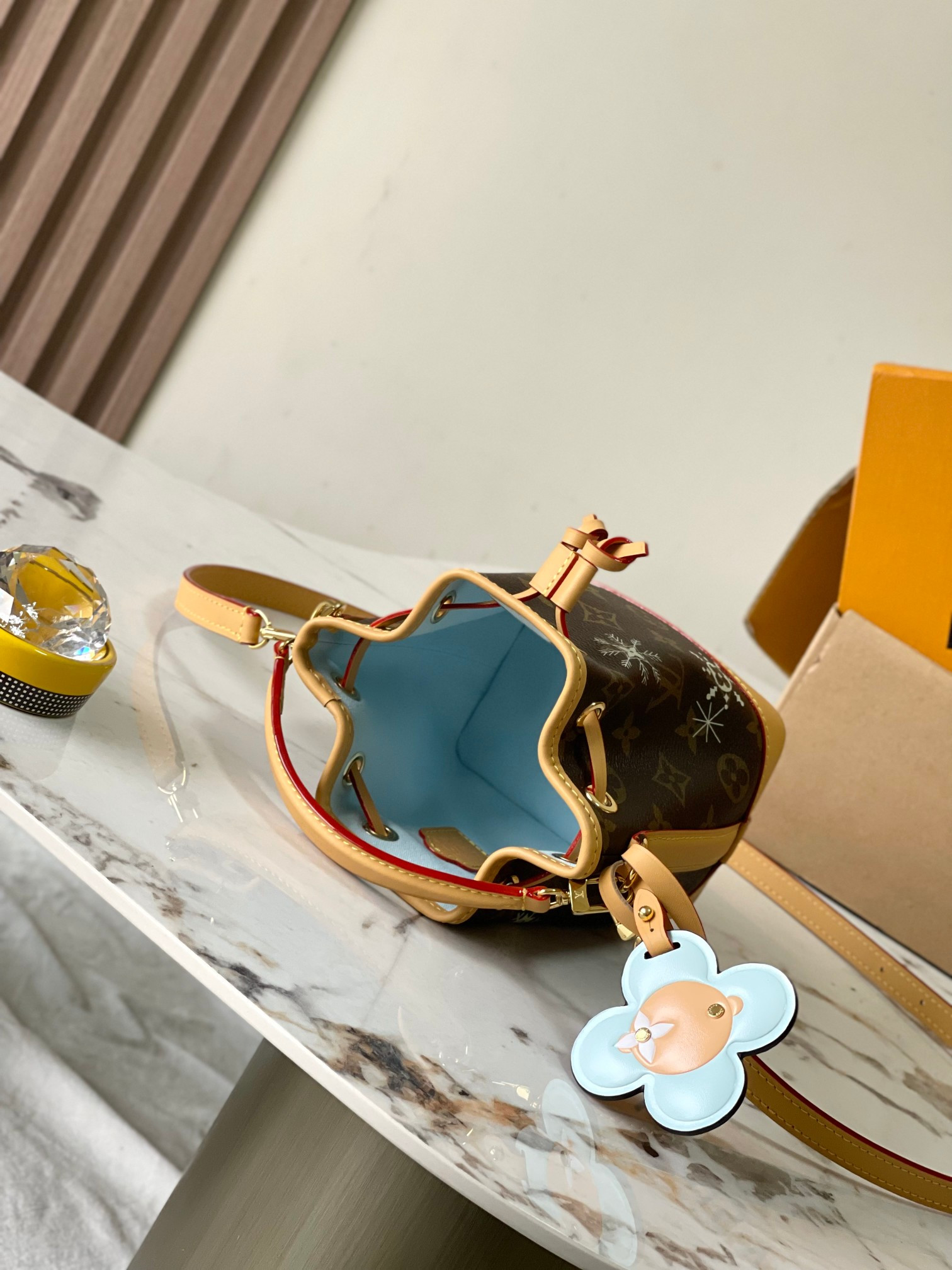 LV Nano Noé M12221 13x16x10cm