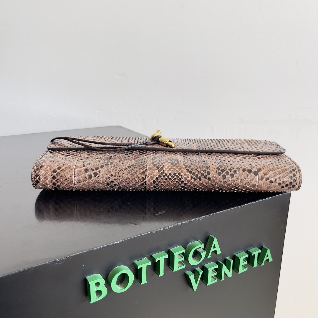Bottega Veneta Andiamo Clutch 31x13x3cm