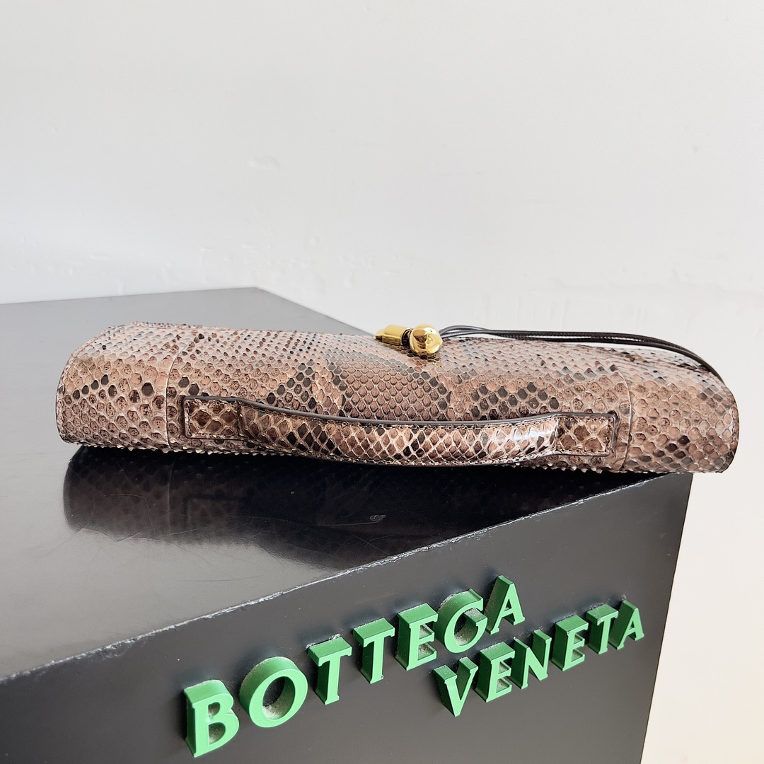 Bottega Veneta Andiamo Clutch 31x13x3cm