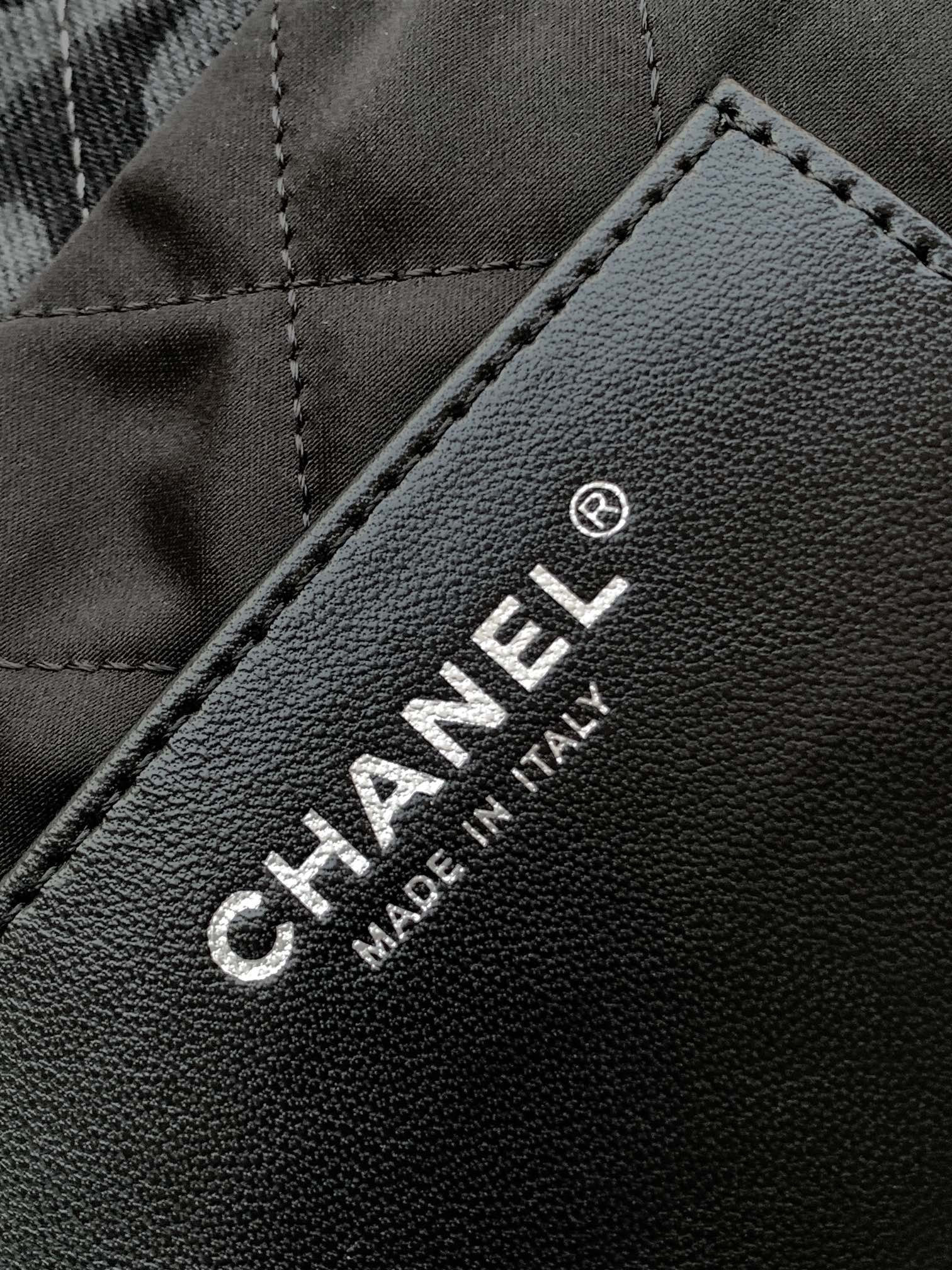 CHANEL 22 MINI HANDBAG 20x19X6cm
