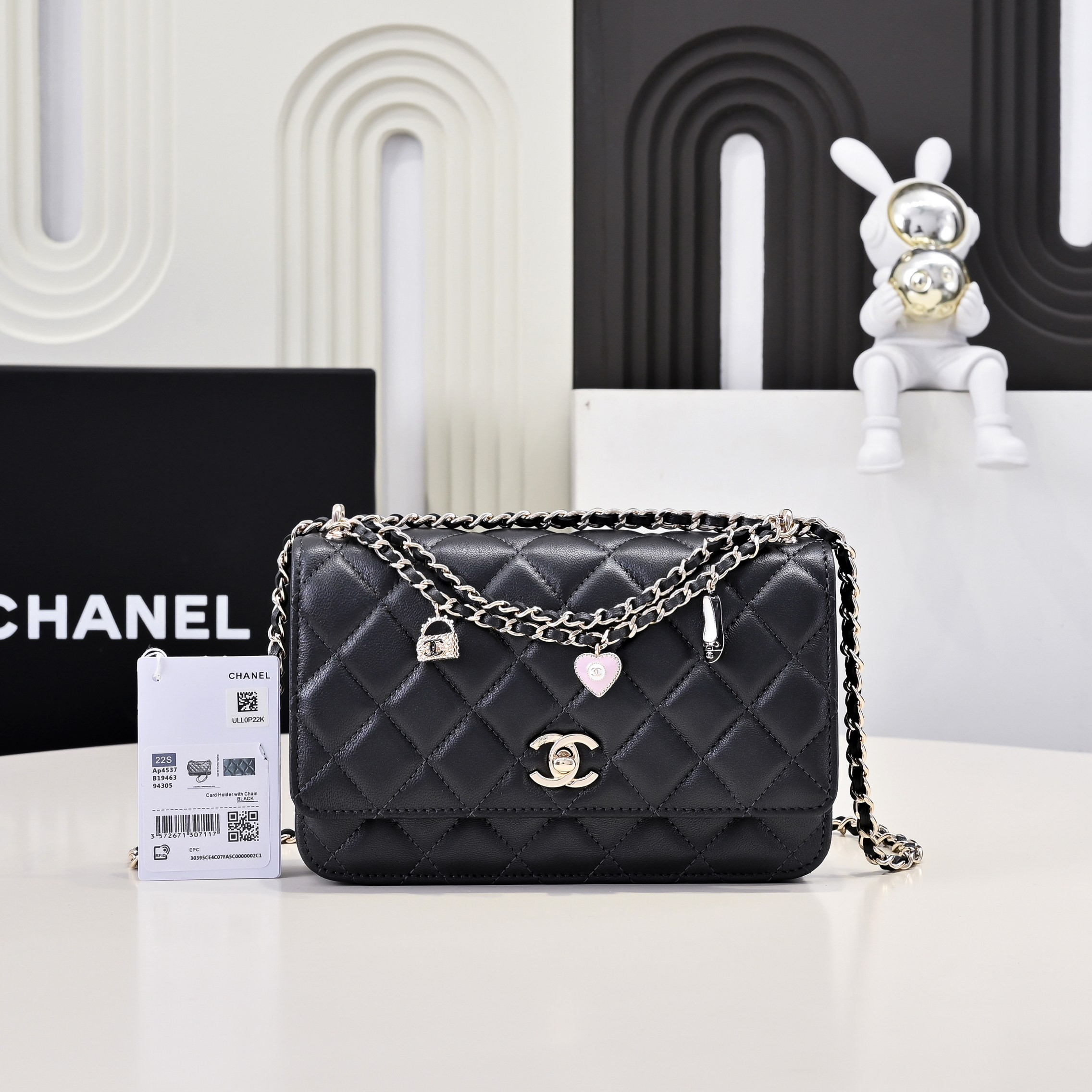 CHANEL SPRING-SUMMER 2025 PRE COLLECTION WALLET ON  BLACK AP4537 19.5 × 13 × 3.5 cm