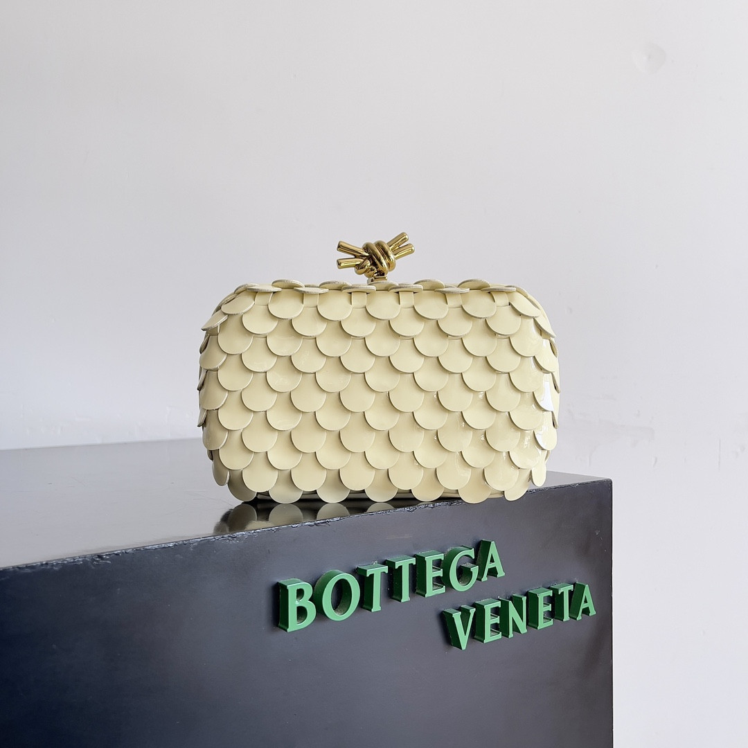 Bottega Veneta knot 717622 20.5x6x12.5cm