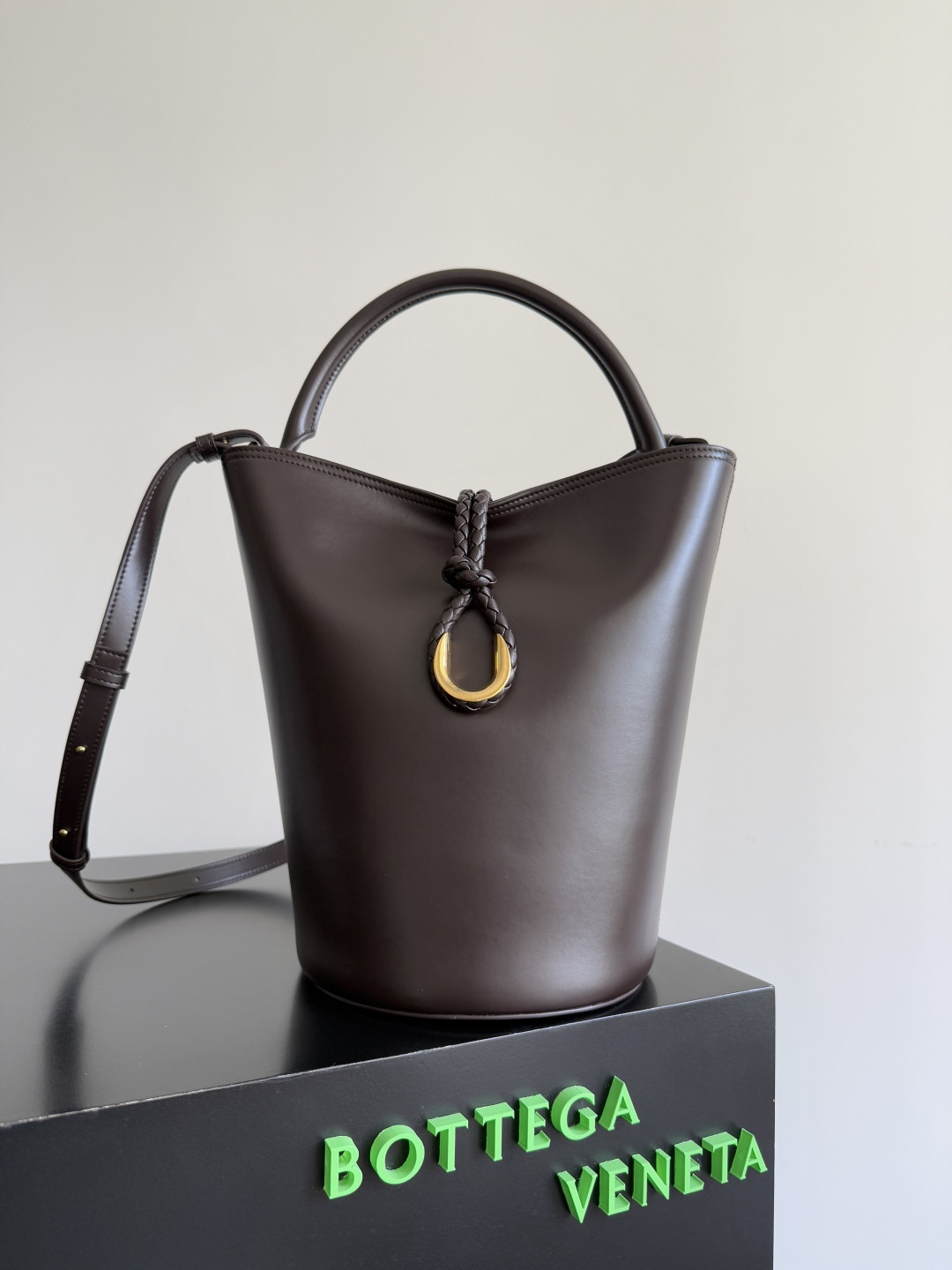 Bottega Veneta Medium Liberta Bucket 30x18x18cm