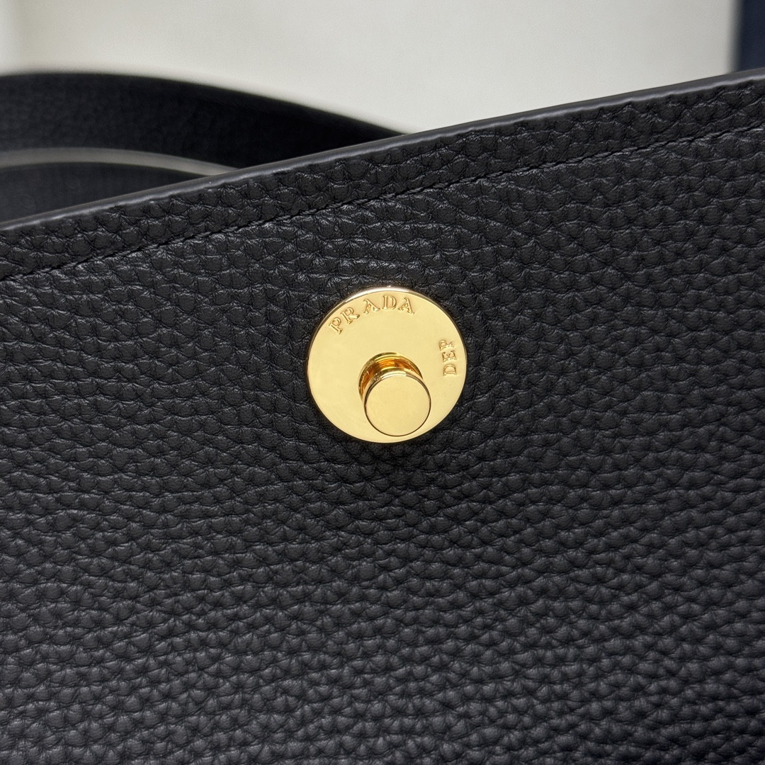 Prada Small leather shoulder bag 26x14x9.5cm