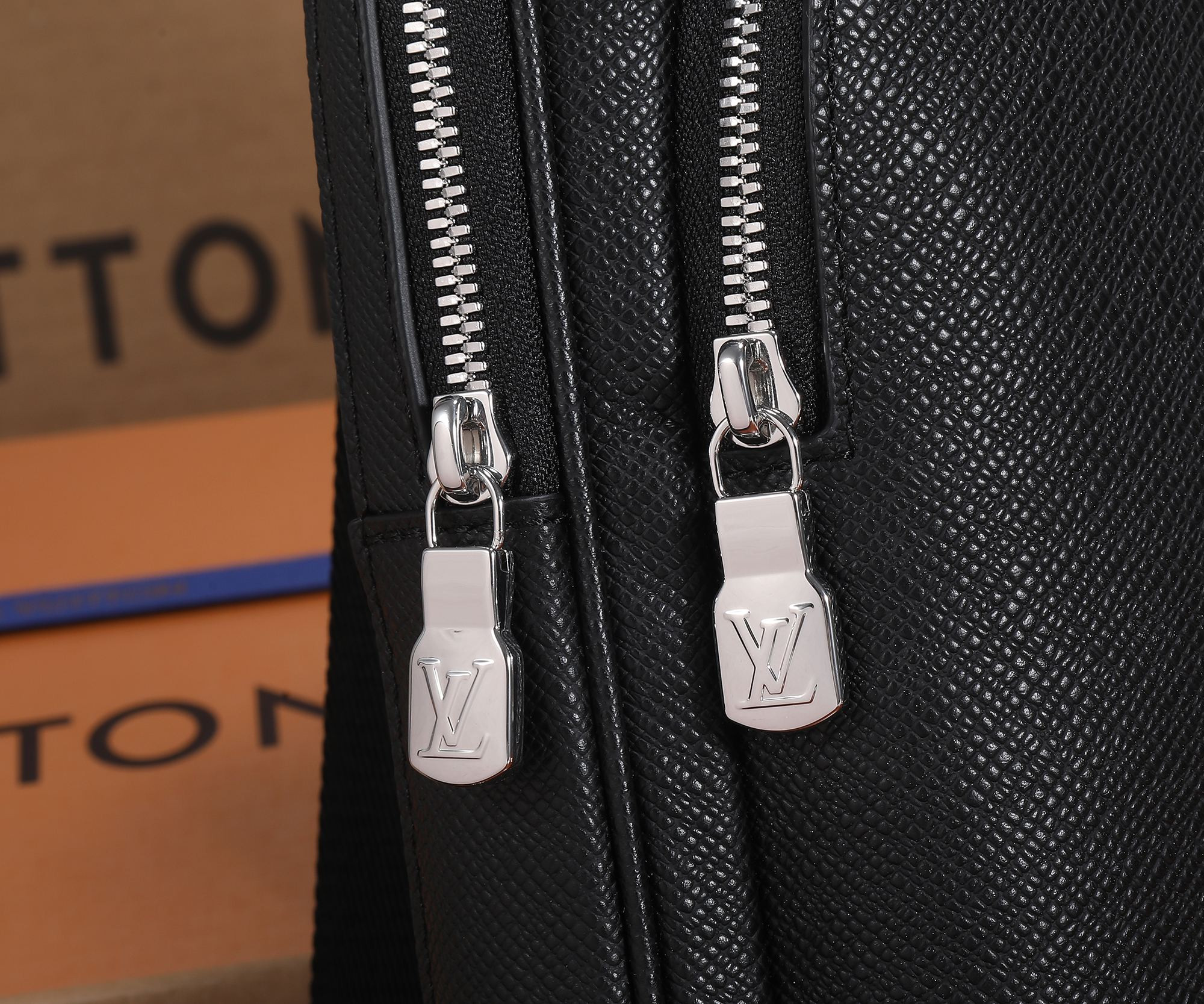 LV Avenue Sling Bag M30863 20 x 31 x 7 cm