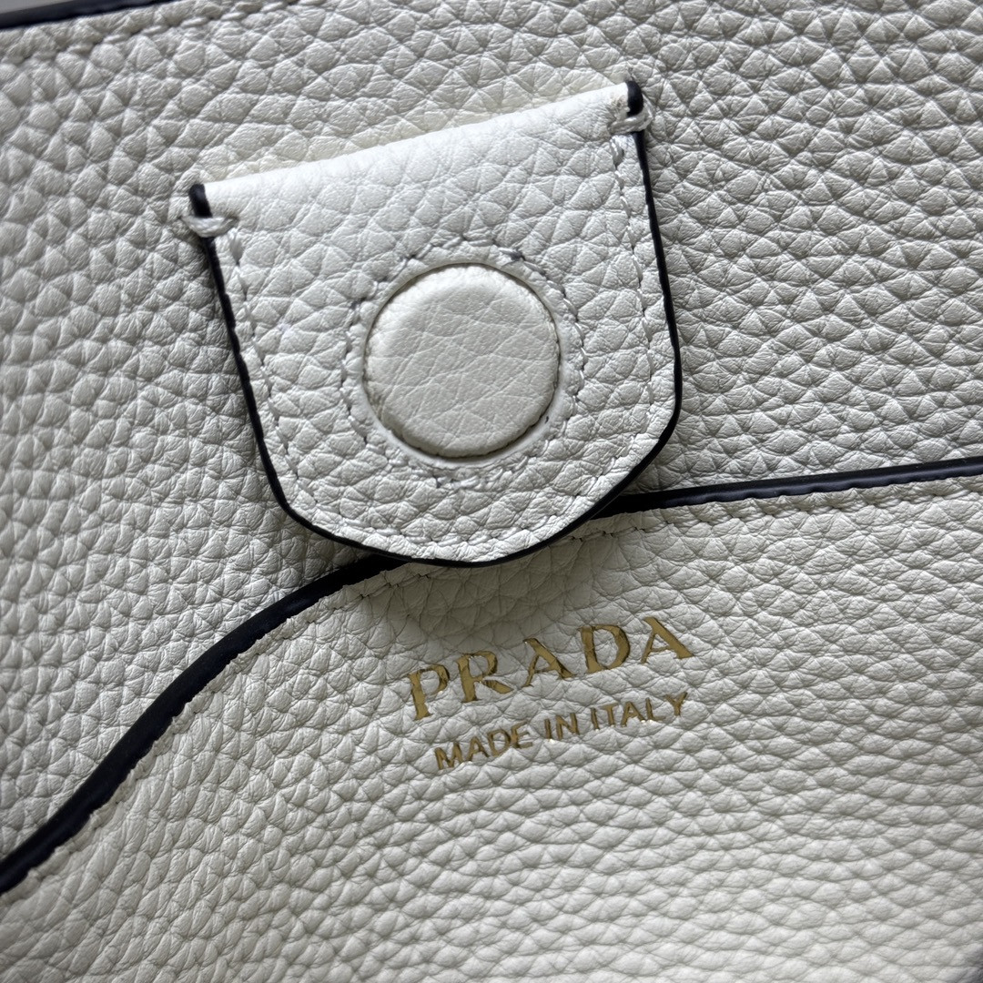 Prada Leather mini shoulder bag 20x19x6cm