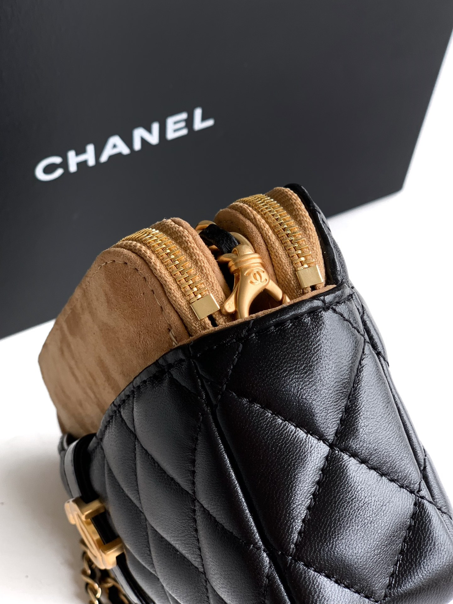 Chanel Zipped Phone Holder With Chain AP4743 10x18x3cm