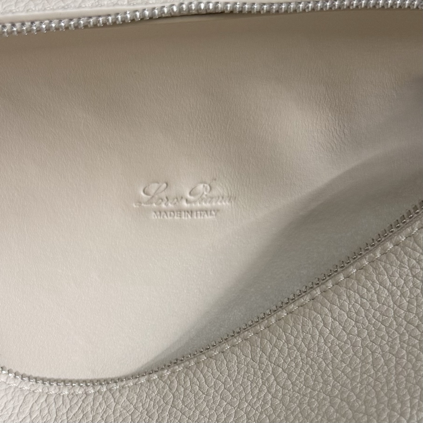 Loro Piana Extra Pocket L19 Grained Calfskin 11 x 19 x 6.5 cm
